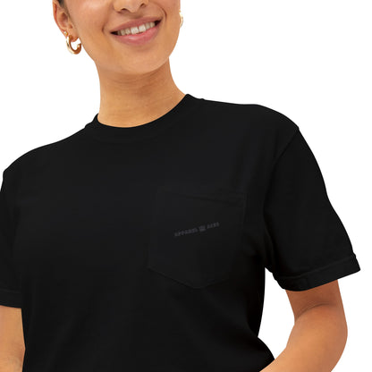 T-shirt à poche unisexe teint en pièce