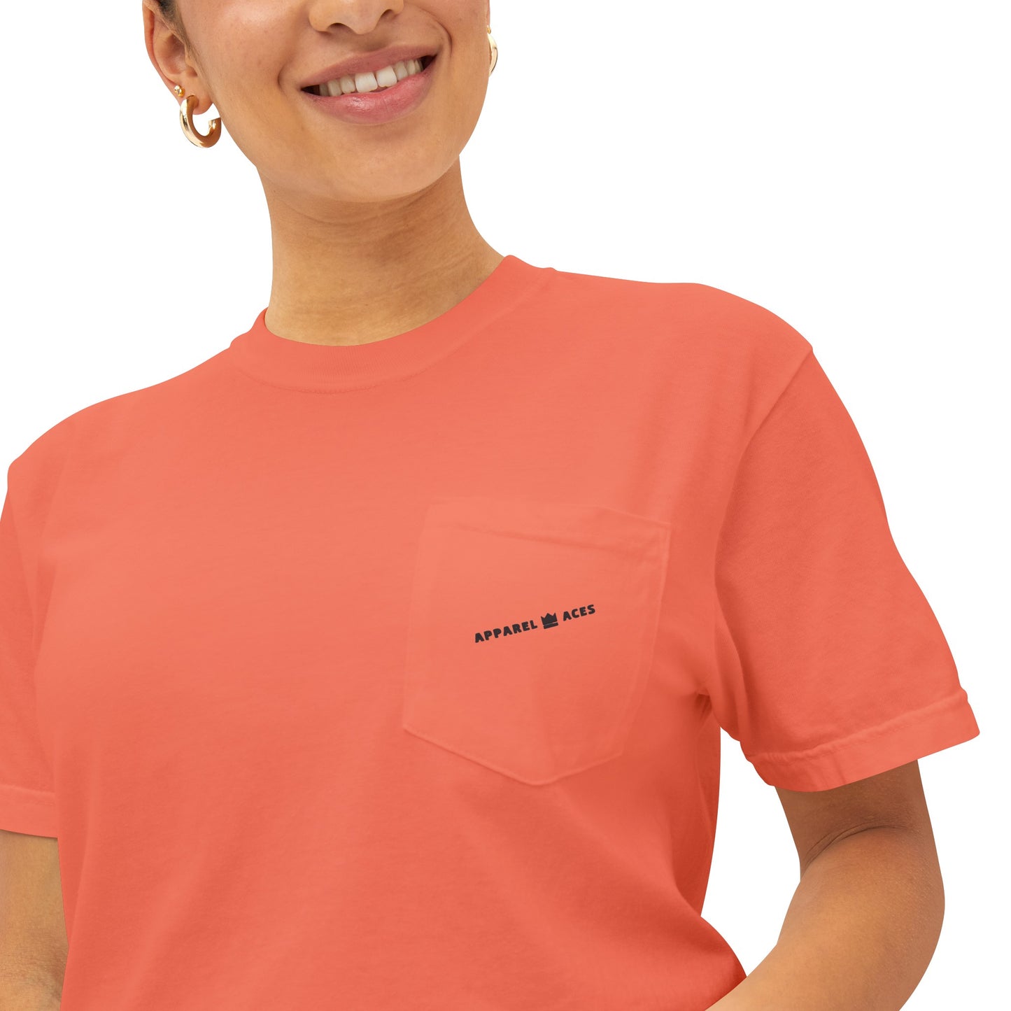 T-shirt à poche unisexe teint en pièce