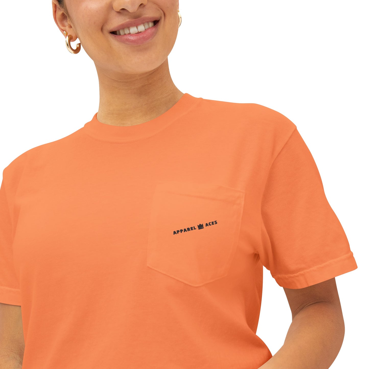 T-shirt à poche unisexe teint en pièce