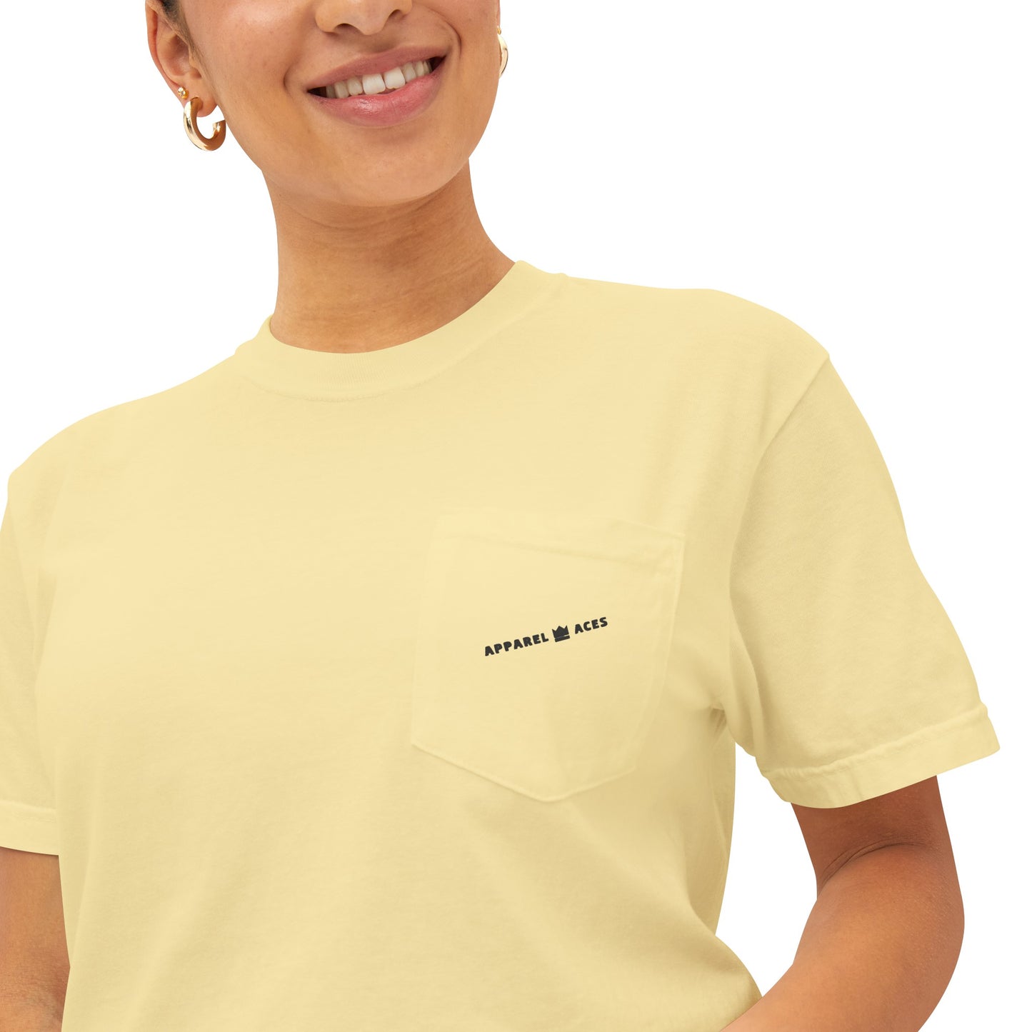 T-shirt à poche unisexe teint en pièce